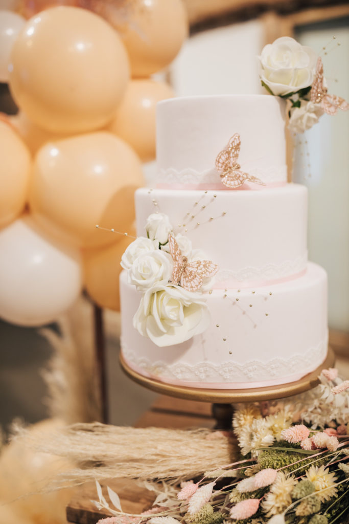 Natural barn wedding - wedding cake 