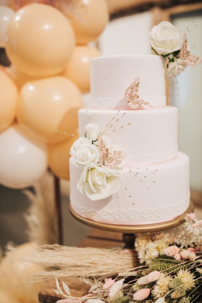 Natural barn wedding - wedding cake